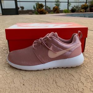 nike roshe one rust pink